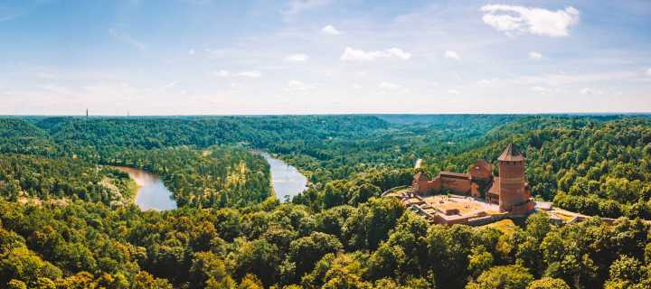 Bischofsburg von Turaida - ingusk - ingusk /Adobe.com